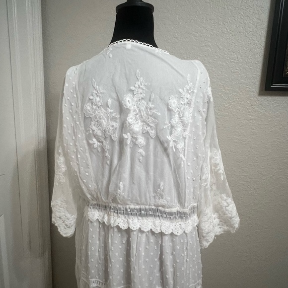 Elegant White Lace Dress - Picture 3 of 11